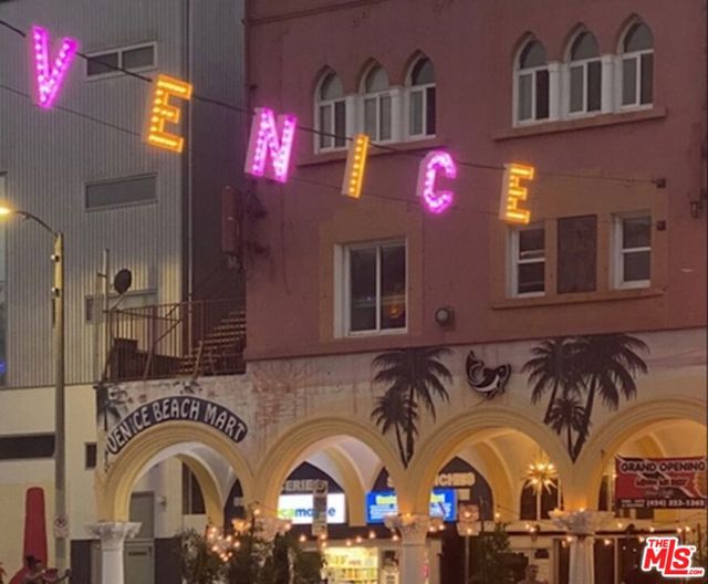 17 20th Avenue, Venice CA: https://media.crmls.org/mediaz/4d16c770-3e43-425f-9e8d-56001f3486f4.jpg