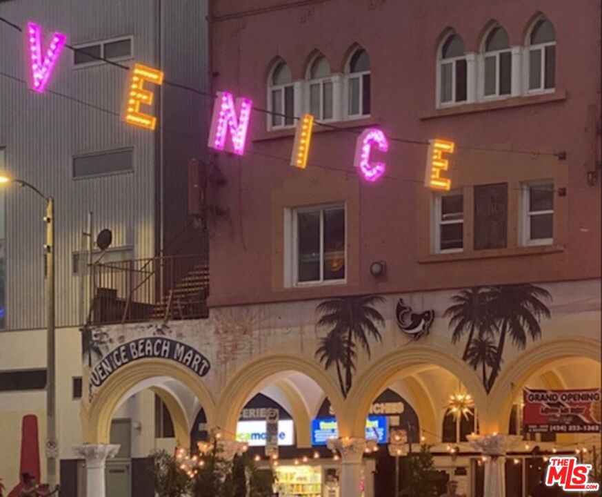 https://media.crmls.org/mediaz/4d16c770-3e43-425f-9e8d-56001f3486f4.jpg?preset=X-Large