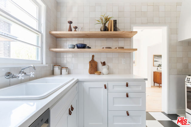 515 1/2 Rose Avenue, Venice CA: https://media.crmls.org/mediaz/4d16e99c-c76f-4ce3-800b-8050ff9b8d0c.jpg