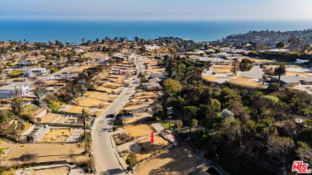 747 Jacon Way, Pacific Palisades CA: https://media.crmls.org/mediaz/4d1741b8-53aa-46c4-8b09-62e47dc58b9c.jpg