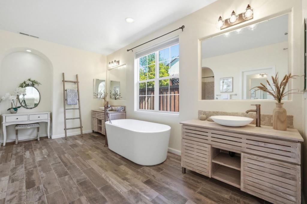 https://media.crmls.org/mediaz/4d17ad60-8b82-436a-af57-8e00fb764e33.jpg?preset=X-Large