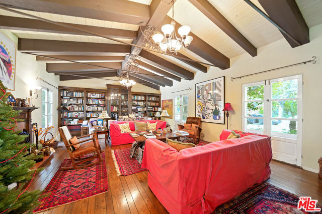 602 N Crescent Drive, Beverly Hills CA: https://media.crmls.org/mediaz/4d17bf1a-aa96-4132-9a4e-48119e742a4f.jpg