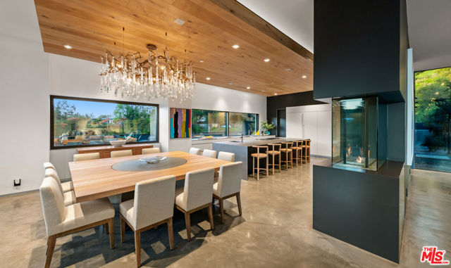 2341 Gloaming Way, Beverly Hills CA: https://media.crmls.org/mediaz/4d1818f4-1db2-44a7-b85c-aed5604707f4.jpg