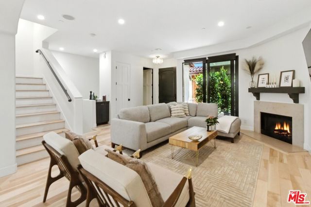 838 16th Street, Santa Monica CA: https://media.crmls.org/mediaz/4d18566b-7bd1-4a24-9459-a40ce162b66d.jpg