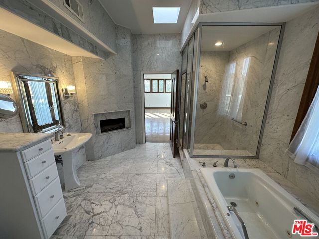 619 N Canon Drive, Beverly Hills CA: https://media.crmls.org/mediaz/4d187af4-5834-4396-a22a-1971ed180bd3.jpg