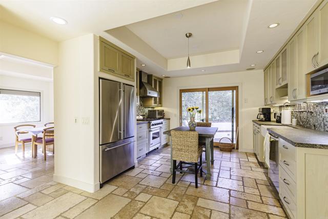 Detail Gallery Image 8 of 33 For 3540 Oak Pl, Carmel,  CA 93923 - 4 Beds | 3 Baths