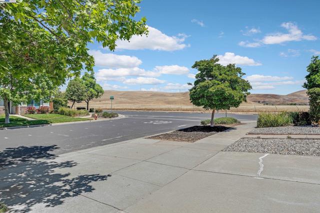 6997 Foxtail Dr, Livermore CA: https://media.crmls.org/mediaz/4d1adea3-7932-4019-98dd-b5b15a4aa0ef.jpg