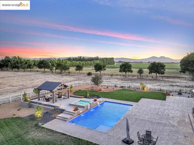 430 Ellisa Ln, Brentwood CA: https://media.crmls.org/mediaz/4d1b8972-26b5-448f-9caf-4c0e67ec90de.jpg