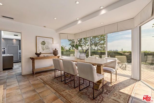 251 Ashdale Avenue, Los Angeles CA: https://media.crmls.org/mediaz/4d1bd728-2e6b-4579-a021-26d1dac051da.jpg