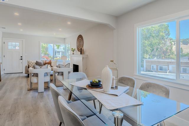 10007 Burr St, Oakland CA: https://media.crmls.org/mediaz/4d1bd82b-dc28-4d17-a1b7-d5db9eebd4dd.jpg