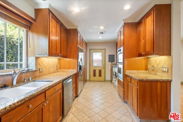 4385 Camellia Avenue, Studio City CA: https://media.crmls.org/mediaz/4d1c0eb6-7e61-4041-bc05-1b3d750e7406.jpg