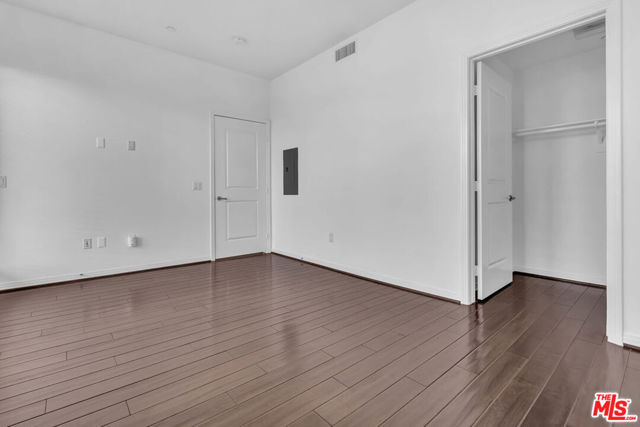4050 GLENCOE Avenue, Marina del Rey CA: https://media.crmls.org/mediaz/4d1c81b5-a10b-4049-a590-17025cb54479.jpg