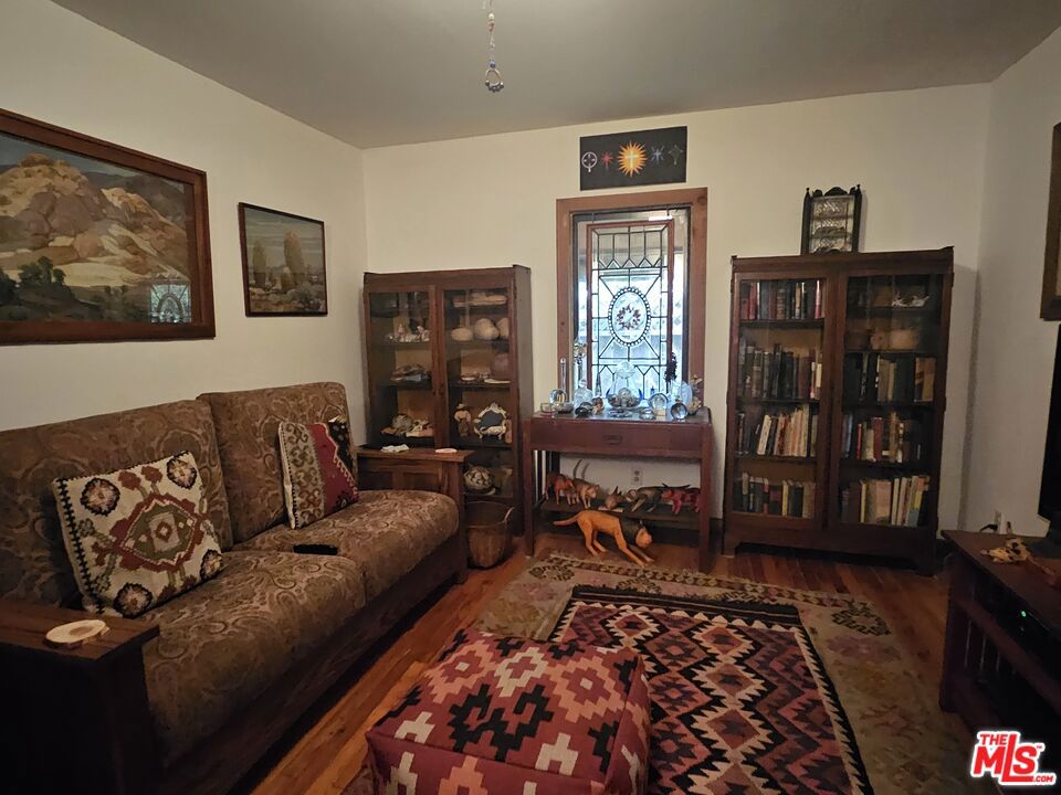 https://media.crmls.org/mediaz/4d1d3cc1-44e3-4c47-8897-c6940e13fef7.jpg?preset=X-Large
