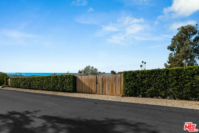 5761 Calpine Drive, Malibu CA: https://media.crmls.org/mediaz/4d1dea01-17a6-43d5-b750-3bc9126568f3.jpg