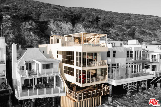 19124 Pacific Coast Highway, Malibu CA: https://media.crmls.org/mediaz/4d1eb29f-0951-4d32-ac3b-57ad827ebbd5.jpg