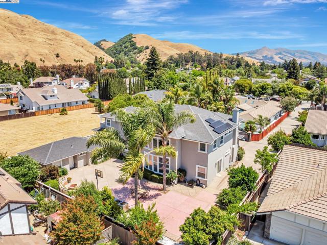 190 Pickering Ave, Fremont CA: https://media.crmls.org/mediaz/4d1f4514-11a4-441f-9881-ab8ffa2162c8.jpg