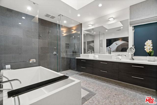 602 N Whittier Drive, Beverly Hills CA: https://media.crmls.org/mediaz/4d1ff852-db16-4f4b-b2f1-461d16364414.jpg