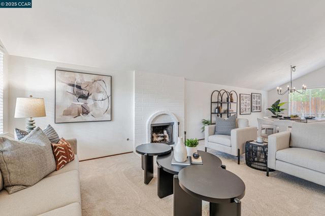 1372 Bent Tree Ln, Concord CA: https://media.crmls.org/mediaz/4d20f5a3-4301-412a-af47-70b49ad79af9.jpg