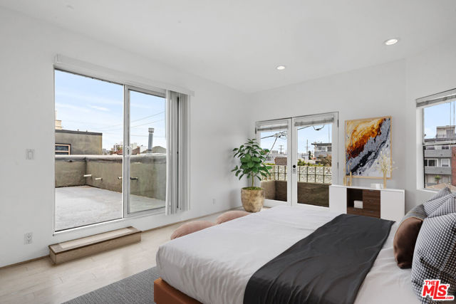 20 28TH Avenue, Venice CA: https://media.crmls.org/mediaz/4d211d84-44c4-41f5-ae1e-de62613e083e.jpg