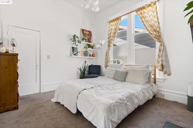 102 Hamilton Pl, Oakland CA: https://media.crmls.org/mediaz/4d213d01-0078-4487-ae2b-6eb18e42ed51.jpg