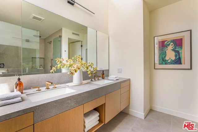 919 1/2 Hilldale Avenue, West Hollywood CA: https://media.crmls.org/mediaz/4d2160bc-6646-4e8e-9a2f-6eb6bd72a05b.jpg
