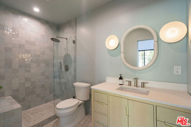3820 S Burnside Avenue, Los Angeles CA: https://media.crmls.org/mediaz/4d233dc5-a3cd-49cf-87a0-9911ef592395.jpg