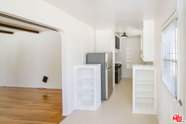 2598 Amherst Ave, Los Angeles CA: https://media.crmls.org/mediaz/4d2371e8-6746-4adf-b7fc-01d75c5cf014.jpg