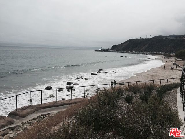 3440 Shoreheights Drive, Malibu CA: https://media.crmls.org/mediaz/4d23e40c-3994-4c29-a41f-9ba185d4110c.jpg