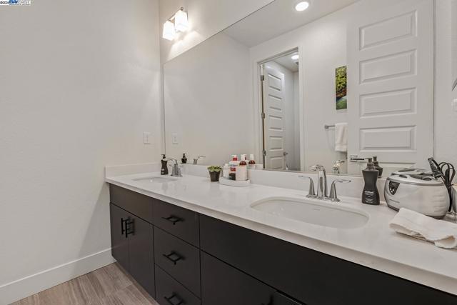 2683 5Th St, Alameda CA: https://media.crmls.org/mediaz/4d240eaa-bb34-4917-a8fb-949ed6d5e080.jpg