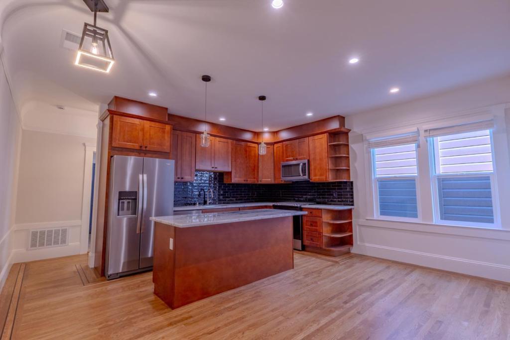 2018 Oakdale Avenue