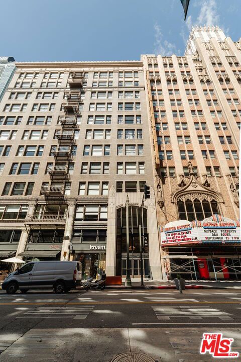 939 S Broadway, Los Angeles CA: https://media.crmls.org/mediaz/4d244bb6-76e7-4c99-a401-533e52a5e083.jpg