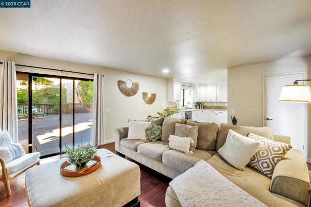 154 Turnberry Way, Vallejo CA: https://media.crmls.org/mediaz/4d250023-a6a1-4c65-b327-0c7bee344b77.jpg