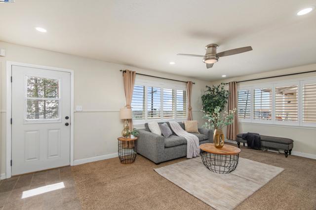 Image 12 of 36 For 16560 Russell Ct