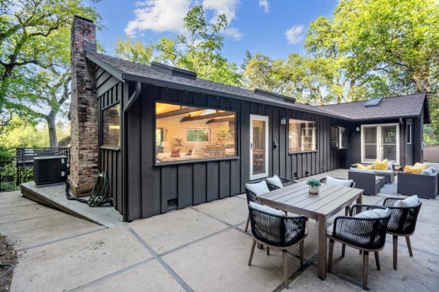 176 Los Trancos Circle, Portola Valley CA: https://media.crmls.org/mediaz/4d25bbea-d8ea-4c13-bd5b-22766558a9bc.jpg