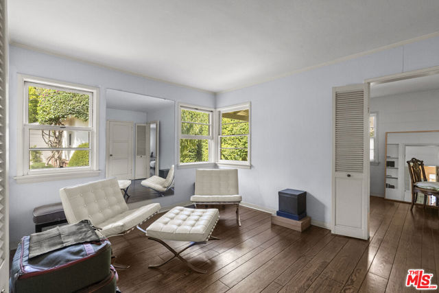 10941 Peach Grove Street, Toluca Lake CA: https://media.crmls.org/mediaz/4d25e6ad-62e3-4171-afba-48abf8cba356.jpg