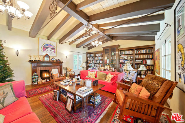 602 N Crescent Drive, Beverly Hills CA: https://media.crmls.org/mediaz/4d26267d-54fb-4add-9d2d-ab4f3d9c1cfa.jpg