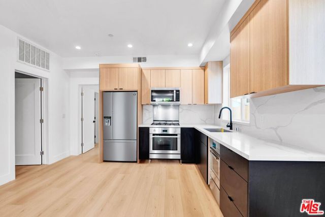 13463 Beach Avenue, Marina del Rey CA: https://media.crmls.org/mediaz/4d26c9dc-15a6-4210-90c3-3a0696397ae0.jpg