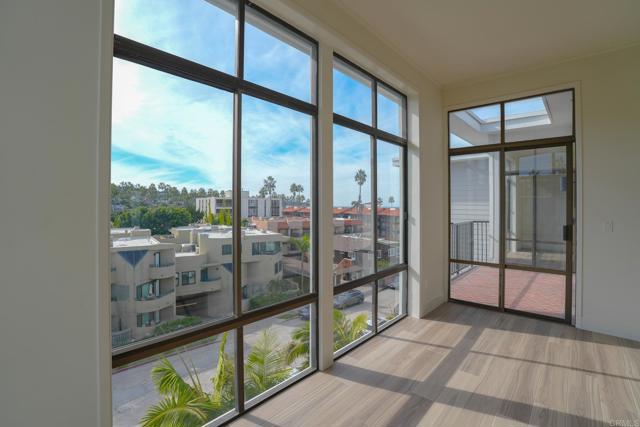 Detail Gallery Image 2 of 25 For 2130 Vallecitos #442,  La Jolla,  CA 92037 - 2 Beds | 2 Baths