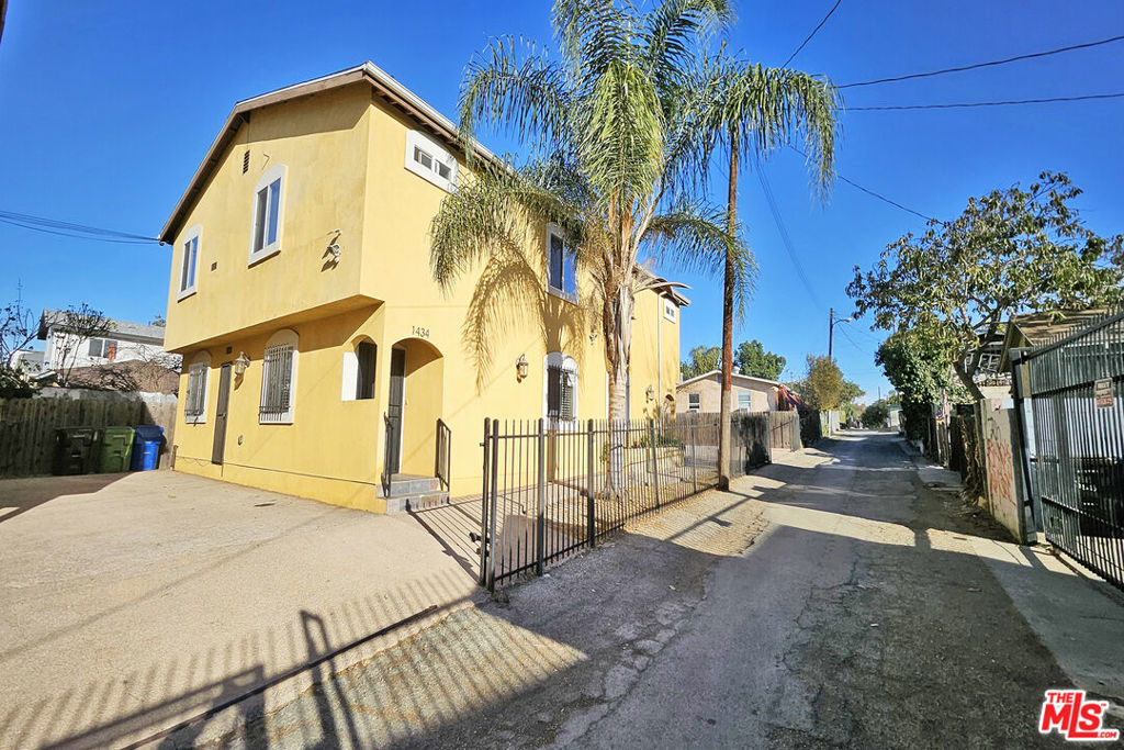 1/2 Ricardo Street