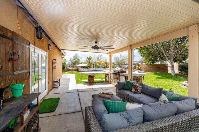 25111 Cedar Ridge Court, Wildomar CA: https://media.crmls.org/mediaz/4d291516-6428-41c8-b30c-0d47da4daed4.jpg