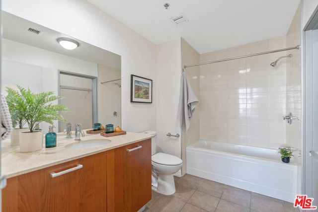 645 W 9th Street, Los Angeles CA: https://media.crmls.org/mediaz/4d293257-7824-4528-a095-8129475dfbe6.jpg