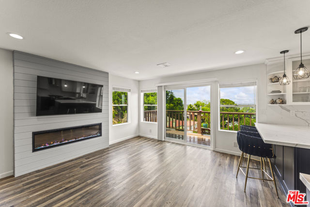 11621 Sunshine Terrace, Studio City CA: https://media.crmls.org/mediaz/4d29a70b-de5d-4933-baa5-821f2d061641.jpg