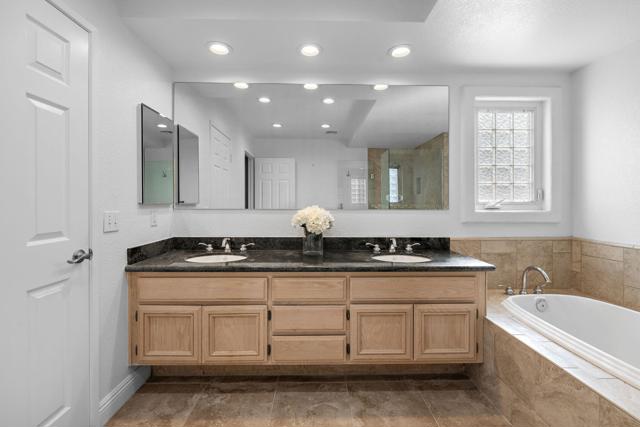 48543 Via Encanto, La Quinta CA: https://media.crmls.org/mediaz/4d2a6950-6ca4-485c-9227-e491a6ddb820.jpg