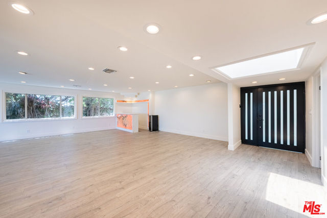 3650 Sapphire Drive, Encino CA: https://media.crmls.org/mediaz/4d2b23df-465b-4aa5-bbdf-d19af2acb762.jpg