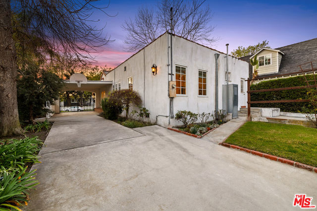 906 N Ford Street, Burbank CA: https://media.crmls.org/mediaz/4d2b3cc1-4bf6-4e00-925b-e983c1c10f54.jpg