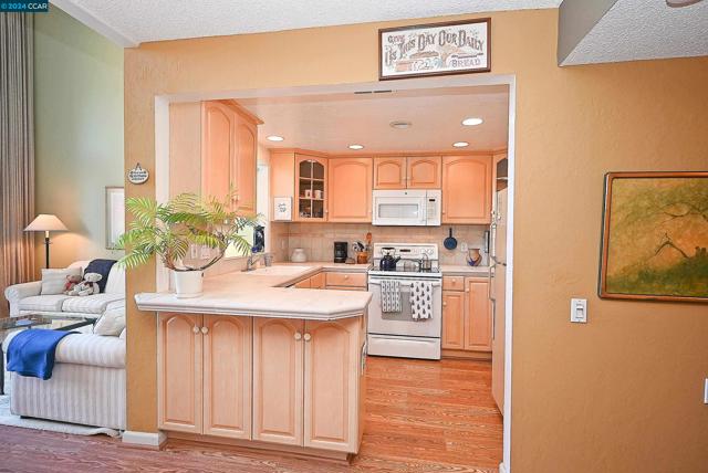 2748 Tice Creek Dr, Walnut Creek CA: https://media.crmls.org/mediaz/4d2b8016-e0bb-484c-8c8f-122876af4be9.jpg