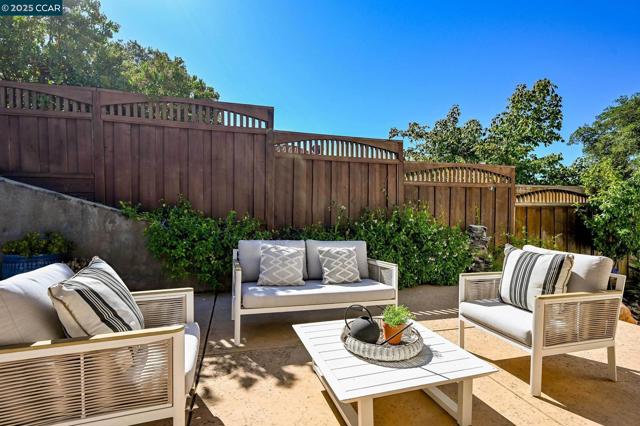 554 Golf Club Road, Pleasant Hill CA: https://media.crmls.org/mediaz/4d2d3117-8072-4c82-9be3-a93180e539c6.jpg