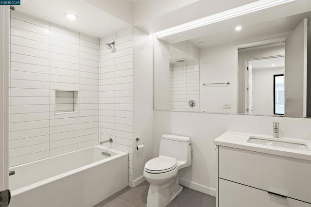 58 Vernon St, Oakland CA: https://media.crmls.org/mediaz/4d2d7fcc-0b53-4faa-8c6c-52ec5748c867.jpg