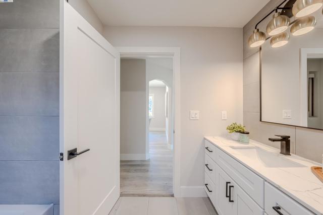 10007 Burr St, Oakland CA: https://media.crmls.org/mediaz/4d2def81-1811-4297-a1ab-d28824e8b400.jpg