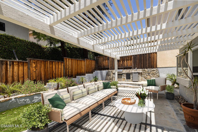 525 Myrtle Court, Oak Park CA: https://media.crmls.org/mediaz/4d3073ef-f9dc-442c-b548-5a16ffa7d7fd.jpg